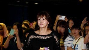 [포토] 최정윤, 파격 패션 ‘구멍뚫린 상의+시스루’