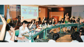 “명찰선 닿게” “쇄골까지”… 머리길이 놓고 머리 맞댄 師-弟-父