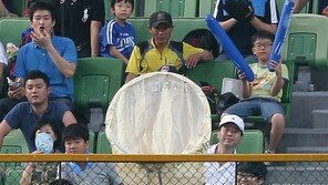 [포토] 이승엽 500호를 사수 하기위한 대형 잠자리채 등장!