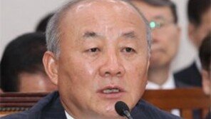 류우익 “先평화구축 後핵포기 주장, 北과 비슷”