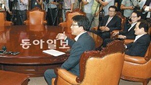 與 “수사대상 박지원, 법사위서 퇴출해야”