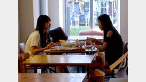 수지 아이유 식사, “식당에서 화보 찍는 중인가?”