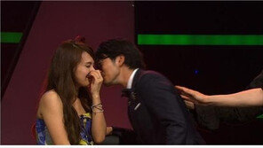 이켠, 녹화 도중 채연에게 기습키스… 팬들 ‘깜짝!’