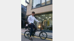 이동욱, 100만원 호가하는 ‘BMW 자전거’ 타고 나들이…허세남? 