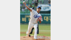 [포토] ‘SK-삼성’ 윤성환, 핑크빛 글러브 끼고 시즌 4승 도전