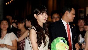 [포토] 아이유, 우윳빛 각선미 뽐내며 ‘사뿐사뿐’