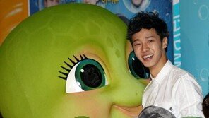 [포토] 이기광, 엘라 뽀뽀에 눈웃음 ‘만발’