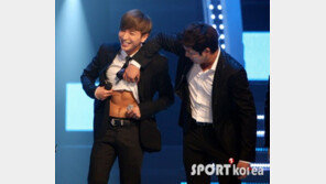 [포토] 강인, 이특 옷 벗기니 ‘섹시 복근’ 대공개