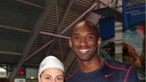 [NBA] 코비 브라이언트, ‘비키니 논란’ 라이스와 다정 포즈