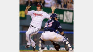 투수 김광삼, 주루 훈련에 수비까지…왜?