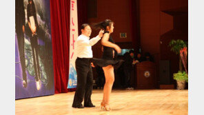 [it 피플] ‘춤 좀 추시는 총장님’ 신입생과 댄스 스포츠