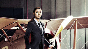 신세경, 섹시한 정비사 변신…가터벨트 파격패션