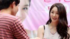 [SD포토] 강민경, 눈맞춤 팬 서비스 ‘남성팬 계탔네’