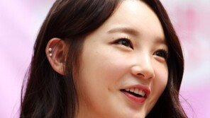 [SD포토] 강민경, ‘인형 의심되는 무결점 피부’