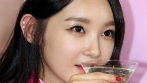 [SD포토]강민경, 칵테일 음미하며 ‘함께 드실래요?’ 