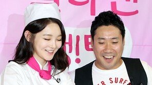 [SD포토]강민경, 미녀 요리사 변신 ‘안 먹어도 배 불러’