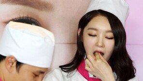 [SD포토] 강민경, 먹는 모습도 사랑스러운 ‘러블리걸’