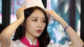 [SD포토] 강민경, ‘요리사 모자를 써도 여신이네’