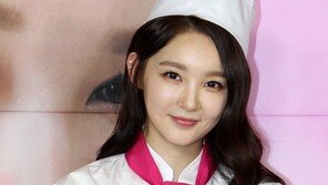 [SD포토] 강민경, ‘요리 맛좀 보실래요? 아~’