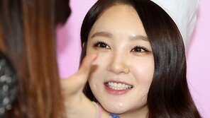 [SD포토] 강민경, ‘요리 어때요… 사랑스럽죠?’