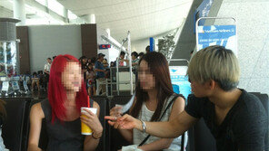 지드래곤, 대성 도촬…여자 2명과 폭풍수다도 눈길