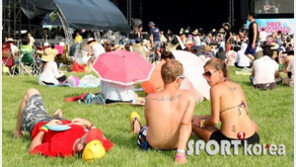 [포토] ‘2012지산록페’ 비키니 일광욕 즐기는 외국인