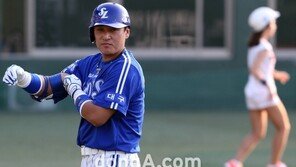 [포토] 이승엽, 오직 홈런 생각…배트걸이 지나가도 몰라~