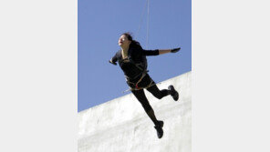 전지현 전신 타이즈, “과감한 와이어 액션” 감탄!