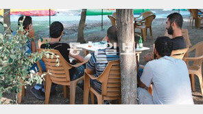 [내전 격화 시리아 접경을 가다]<2> 17세 반군 “남은 가족 걱정에 死線 넘어”