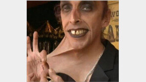 고무 피부 男, “징그러워! 신기해!” 왁자지껄!