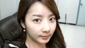 양승은 아나 ‘장례식 의상?’ 블랙드레스에 머리장식까지…‘눈살’