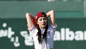 [포토] 써니힐 승아 시구, 살짝 노출된 복근으로 은근 섹시