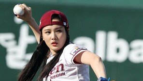 [포토] 써니힐 승아, 시구로 예사롭지 않은 카리스마 압도