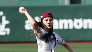 [포토] 써니힐 승아, 파워풀한 시구 하려다 복근이 ‘살짝’