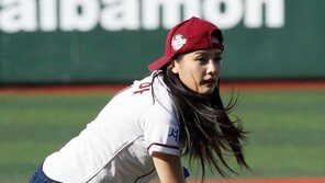 [포토] 써니힐 승아, 프로 못지 않은 포즈로 시구 정복(?)