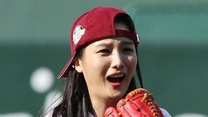 [포토] 써니힐 승아, 생각보다 못 던진 시구에 울상 ‘귀여워’