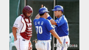 [포토] 이승엽, 시원하게 넘긴 500 홈런 ‘더위 싹! 가시네~’