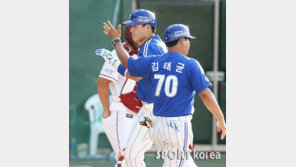 [포토] 이승엽, 500호 홈런 날리고 김태균과 쿨한 하이파이브