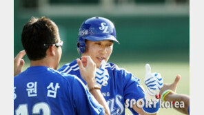[포토] 이승엽, 500 홈런에 너도나도 엄지 올려 ‘최고!’
