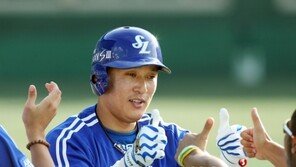 [포토] 이승엽, 500 홈런 치고 눈물 글썽(?)