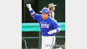 [포토] 이승엽, 500 홈런 치니 헬멧에서도 빛이나