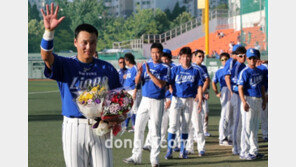 [포토] 이승엽, 500호 기념으로 꽃다발 받고 ‘온화 미소’