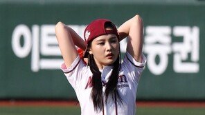 [포토] 써니힐 승아, 복근 살짝 드러내며 ‘섹시 와인드업’