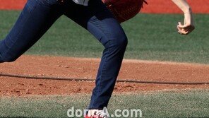 [포토] 써니힐 승아, 긴머리 때문에 시야 가린 굴욕 시구 ‘폭소’