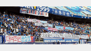 [현장리포트] ‘대역죄인 윤성효’…인격모독 플래카드 “이게 뭡니까?”