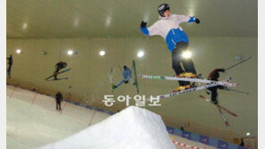 ‘더위는 남말’… 실내 스키장 스노보드 인기