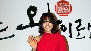 [포토] 이하늬, 볼륨 몸매 가리는 의상 ‘더울텐데’