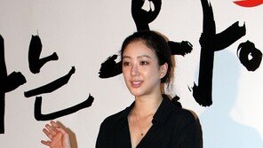 [포토] 정려원, 비현실적인 늘씬 각선미 눈길