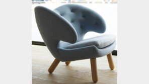 아! 름다운 의자, 온 몸을 휘감는듯… 핀 율 탄생 100주년-‘북유럽 가구’전