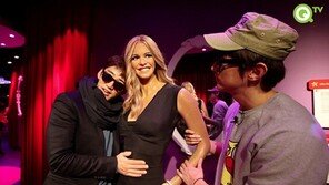 윤계상 나쁜손, 밀랍인형 배 만지며 음흉한 표정…